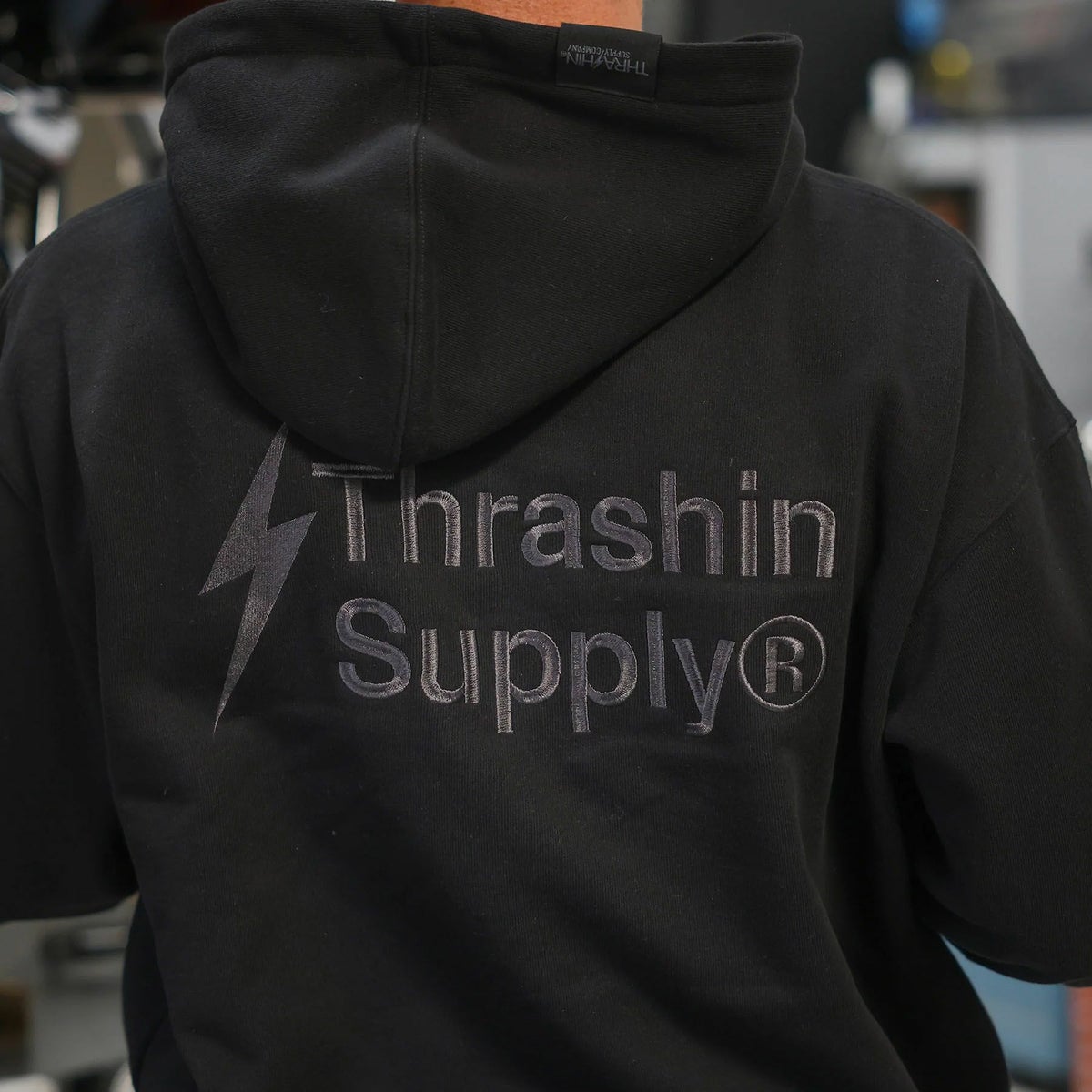 刺繍ロゴ・プルオーバー フーディー (ブラック)