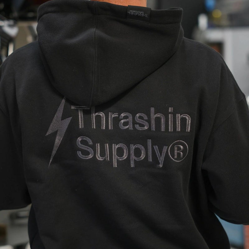 刺繍ロゴ・プルオーバー フーディー (ブラック)