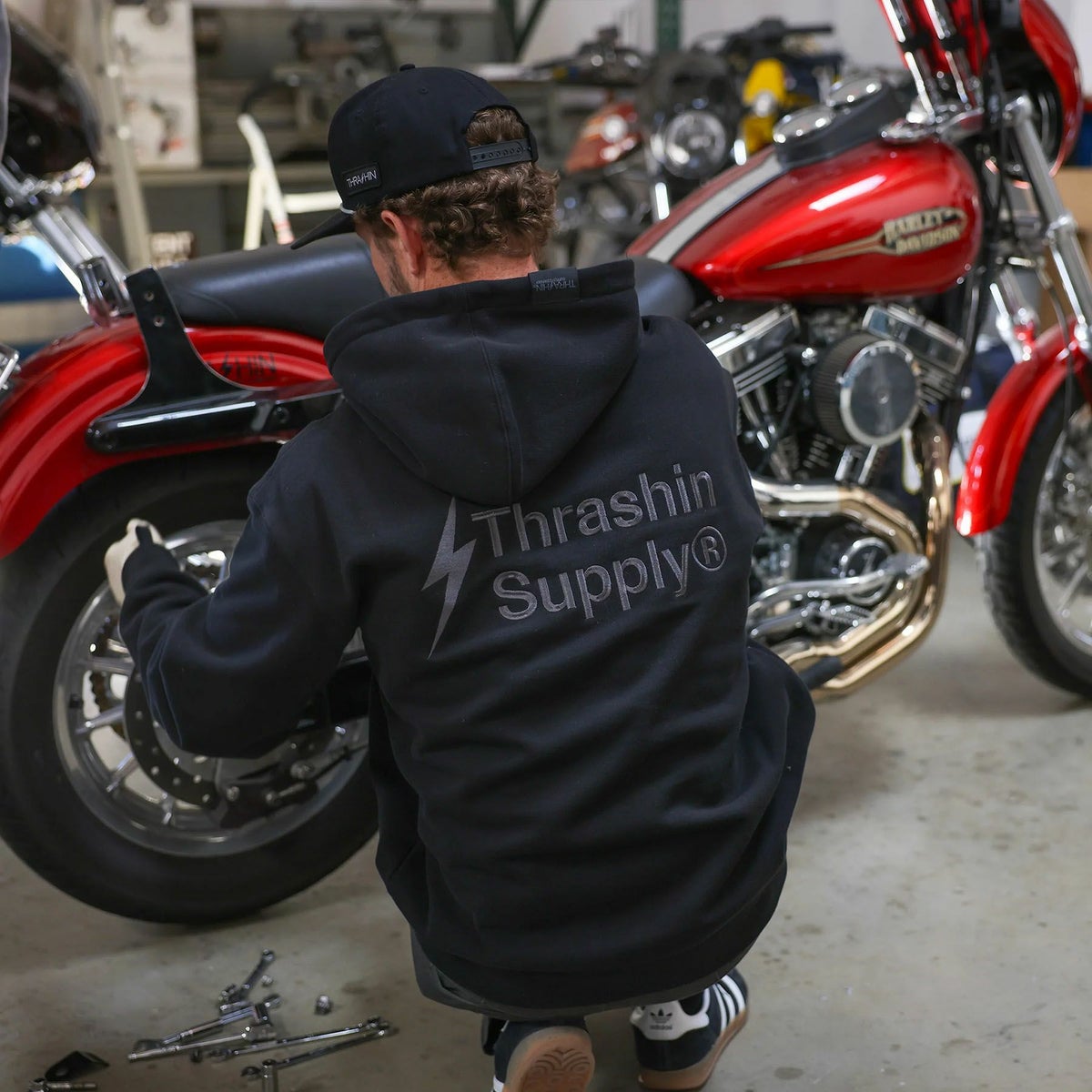 刺繍ロゴ・プルオーバー フーディー (ブラック)1