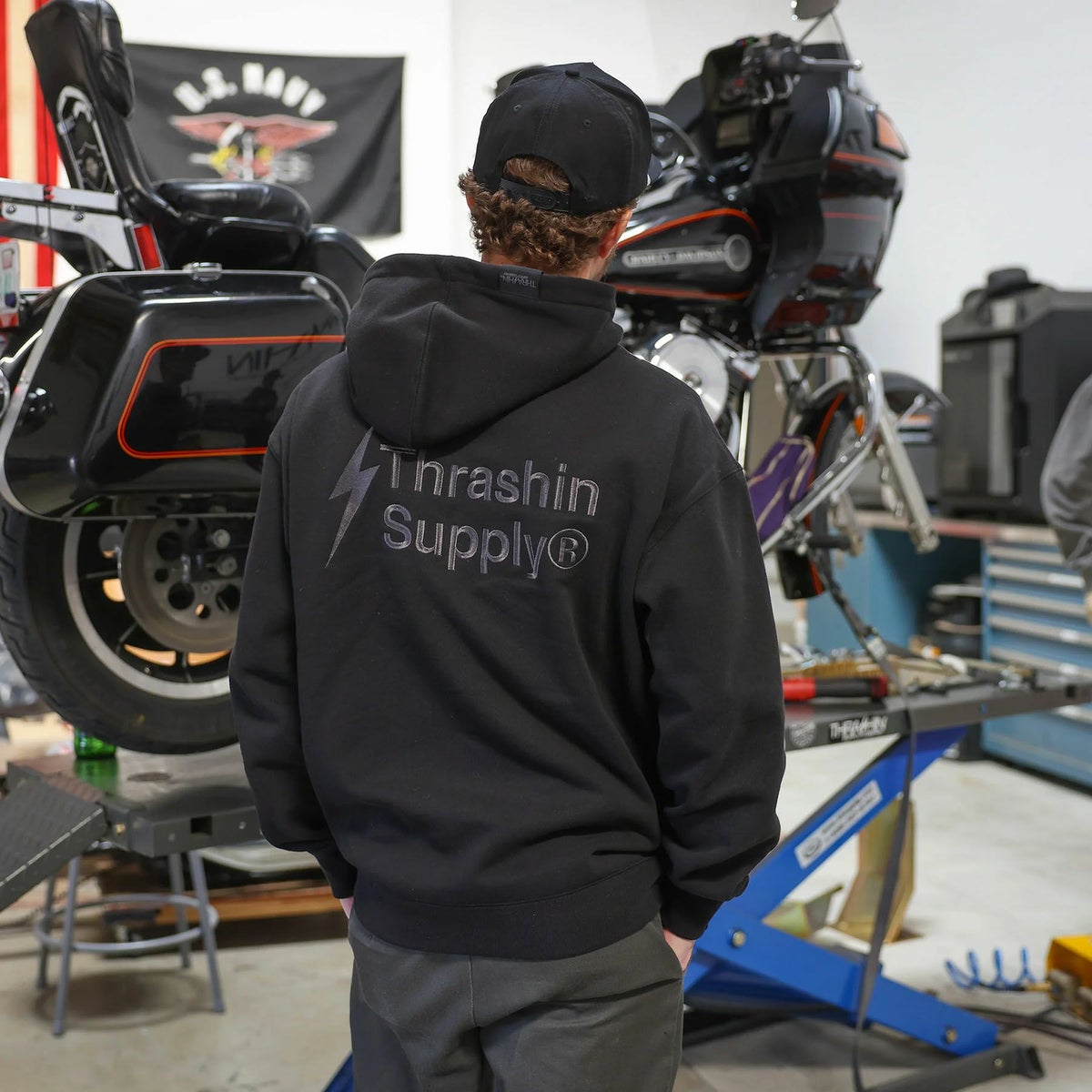 刺繍ロゴ・プルオーバー フーディー (ブラック)2