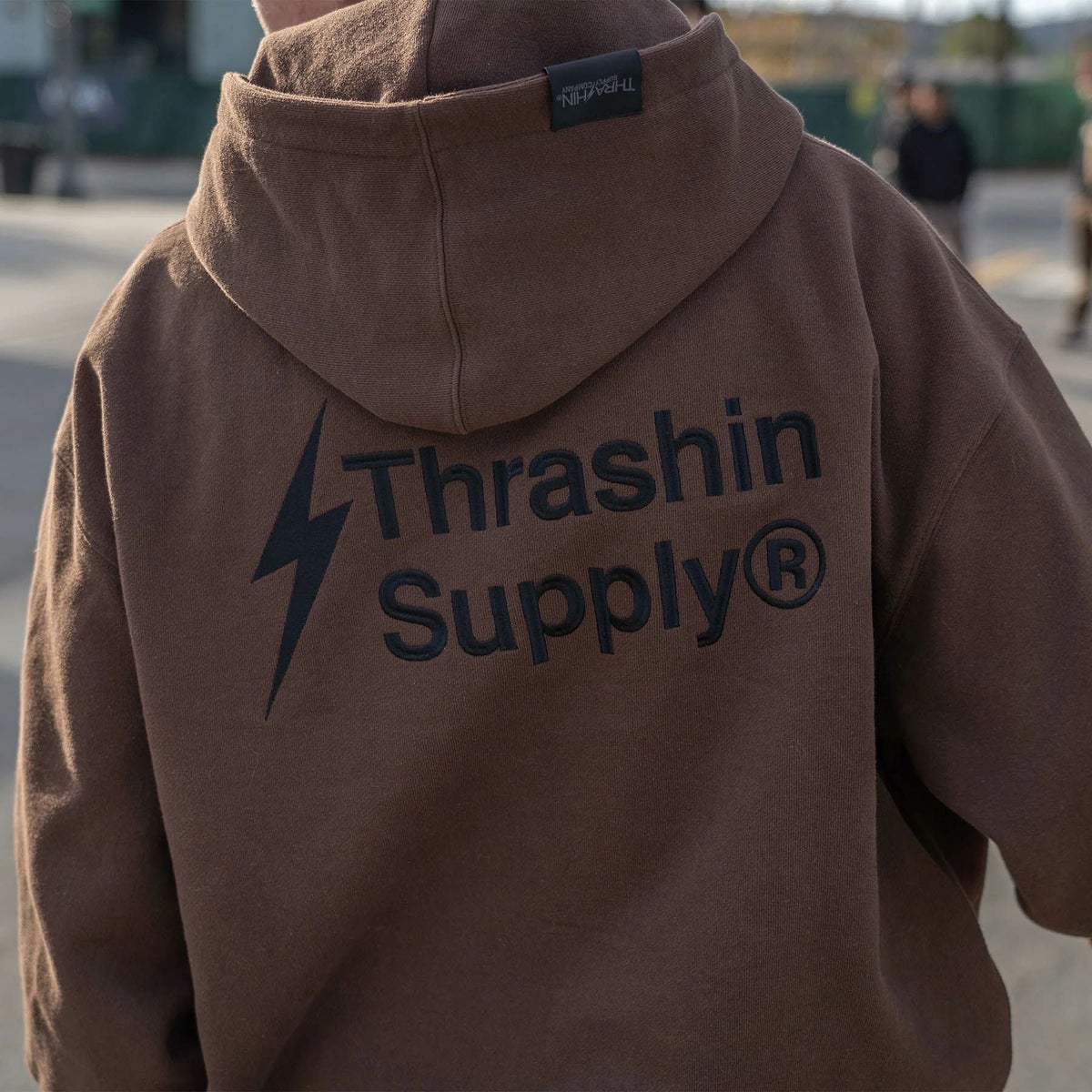  刺繍ロゴ・プルオーバー フーディー (ブラウン)