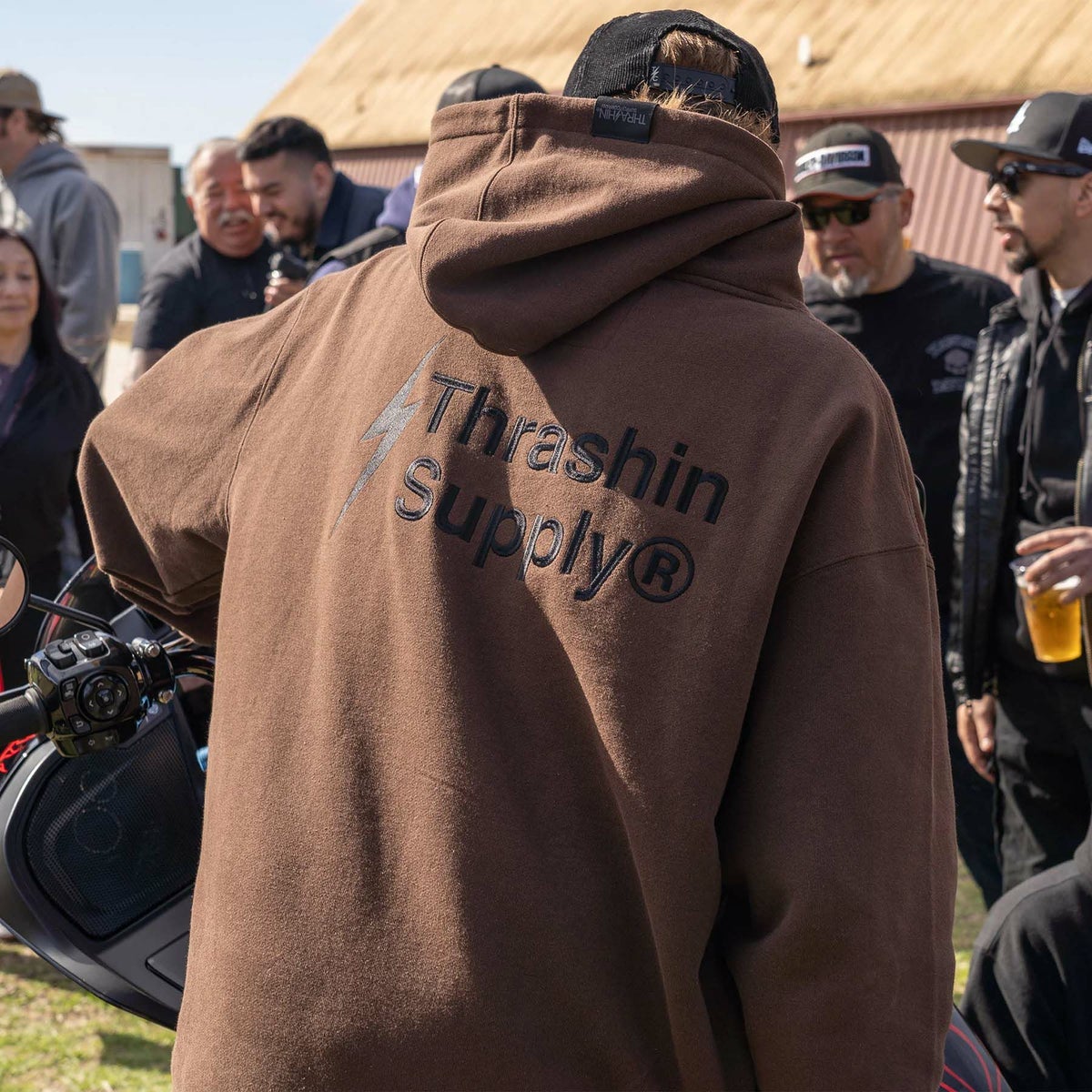  刺繍ロゴ・プルオーバー フーディー (ブラウン)4