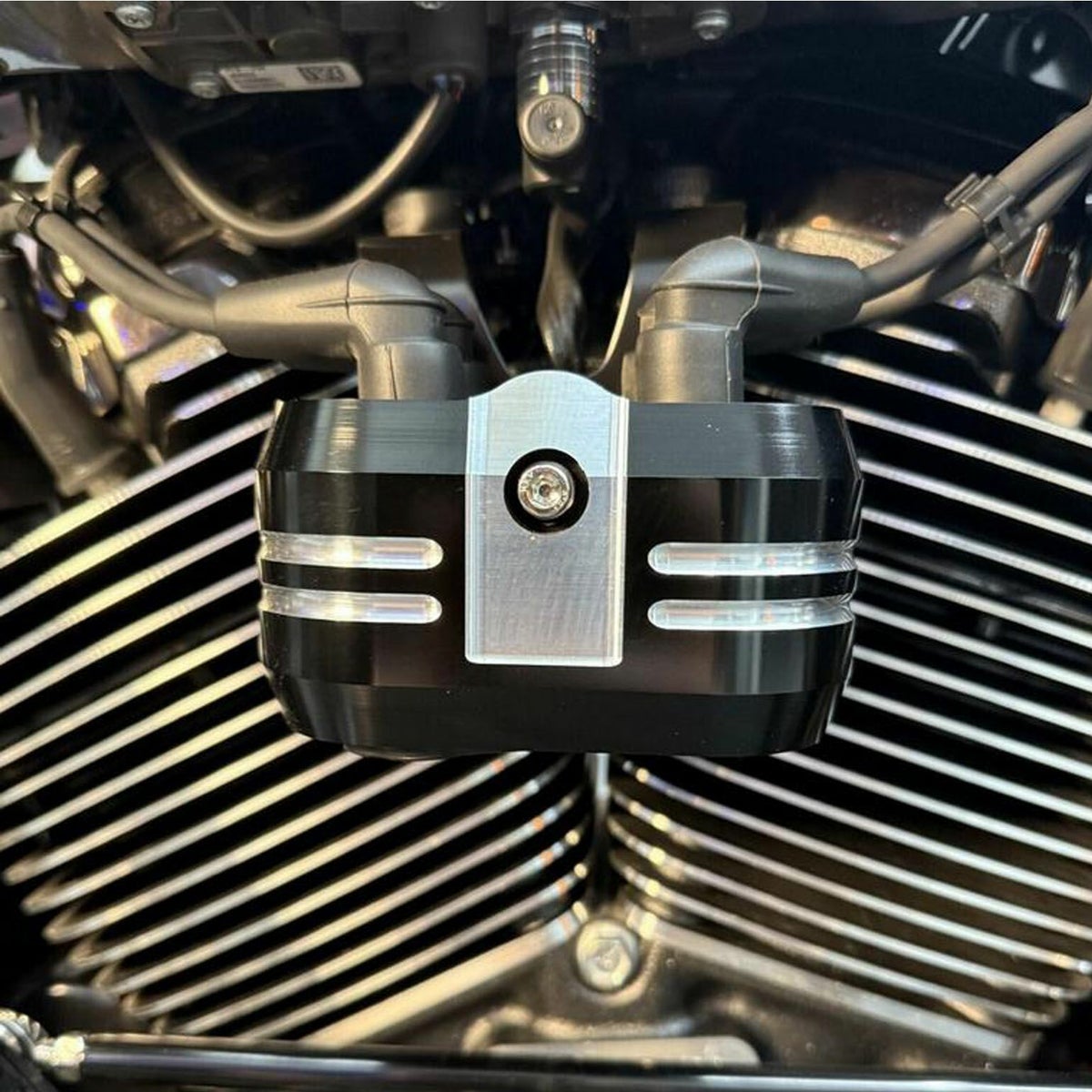 M8 ソフテイル イグニッションコイルカバー コントラストカット HOGWORKZ 1