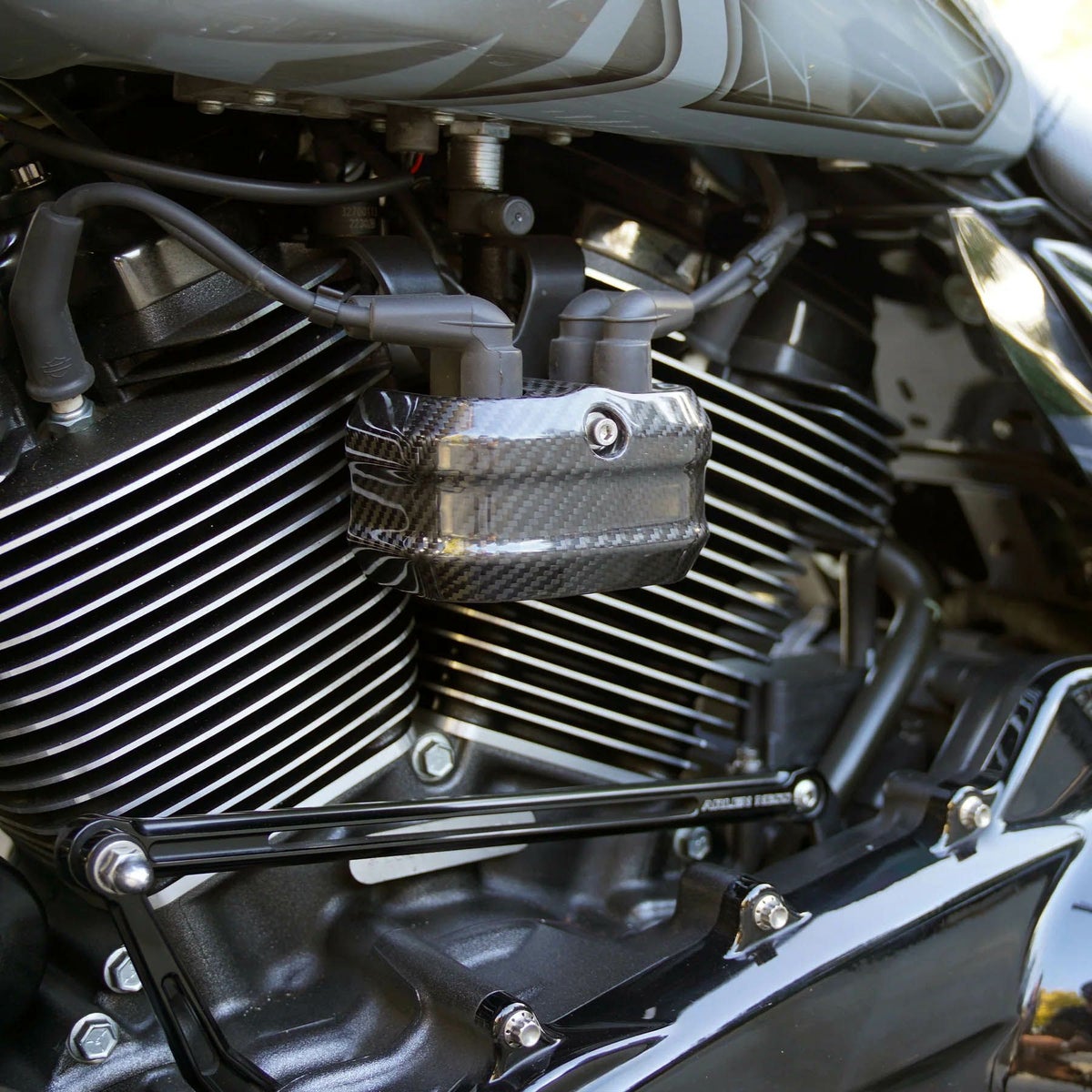 カーボンファイバー・コイルカバー 2024以降 ツーリング、2018以降 ソフテイル2