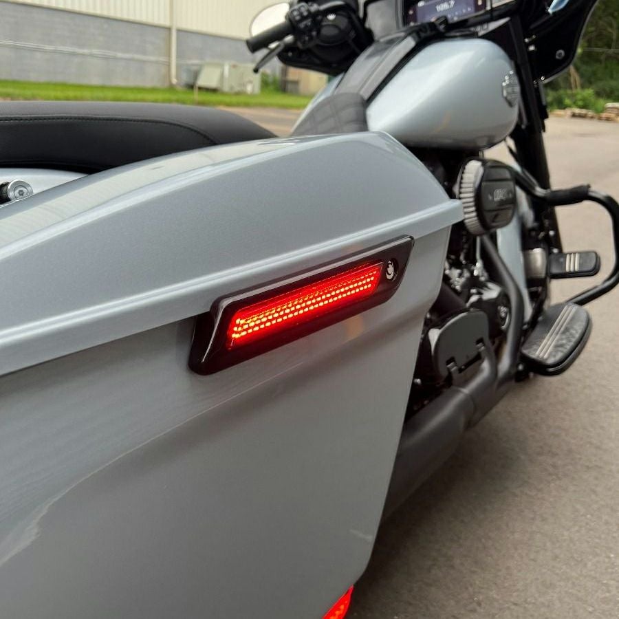 サドルバッグ・LEDラッチカバー (ブラック/レッド)