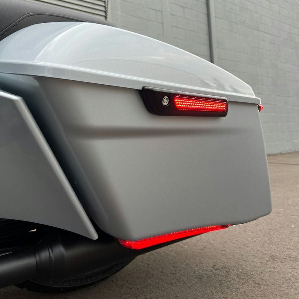 サドルバッグ・LEDラッチカバー (ブラック/レッド)2