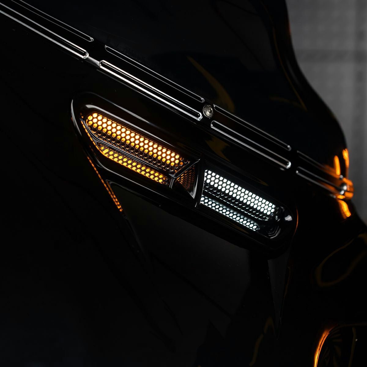 バットウィング・LEDベントインサート (ブラック)