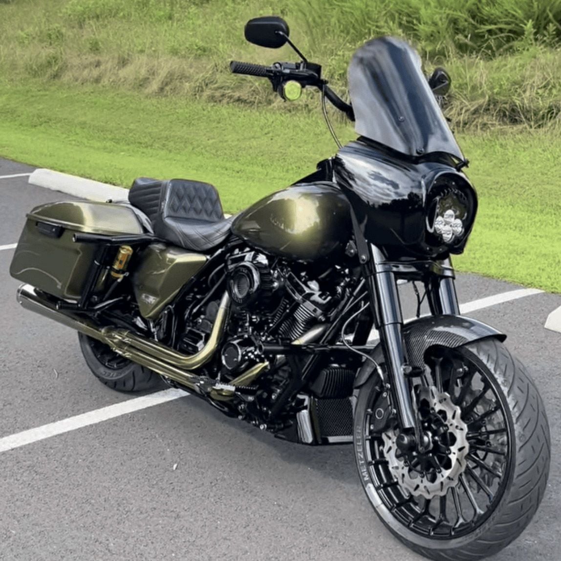 FXDXT Tスポーツ・ウィンドシールド16.5インチ (ダークグレー)1