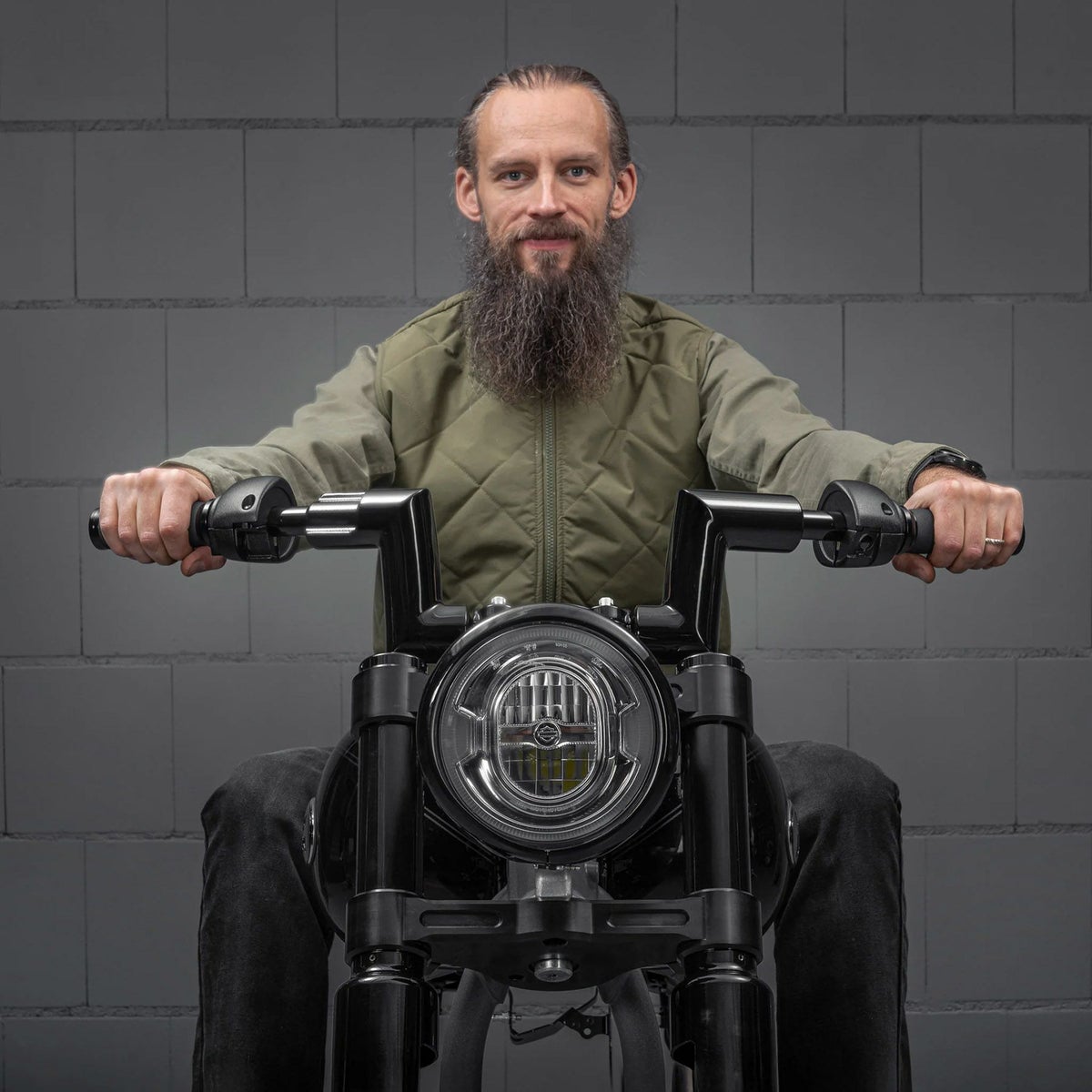 Monarch 配線済みハンドルバー 4インチ (ブラック) 1.25インチ径クランプ3