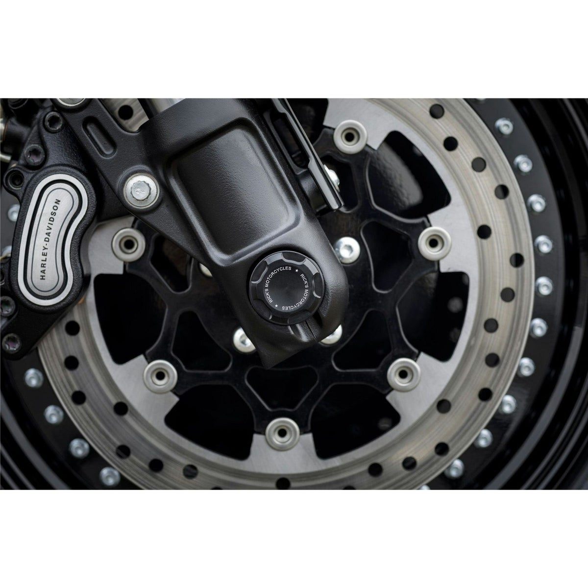 ファットボブ フロントアクスルカバー1