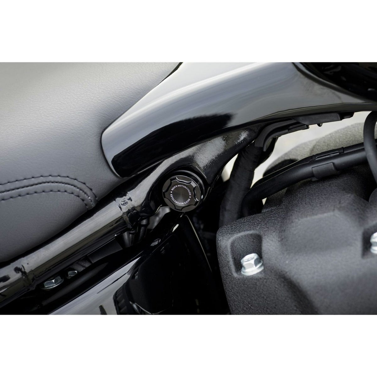 リアショックアブソーバー ナットカバー1