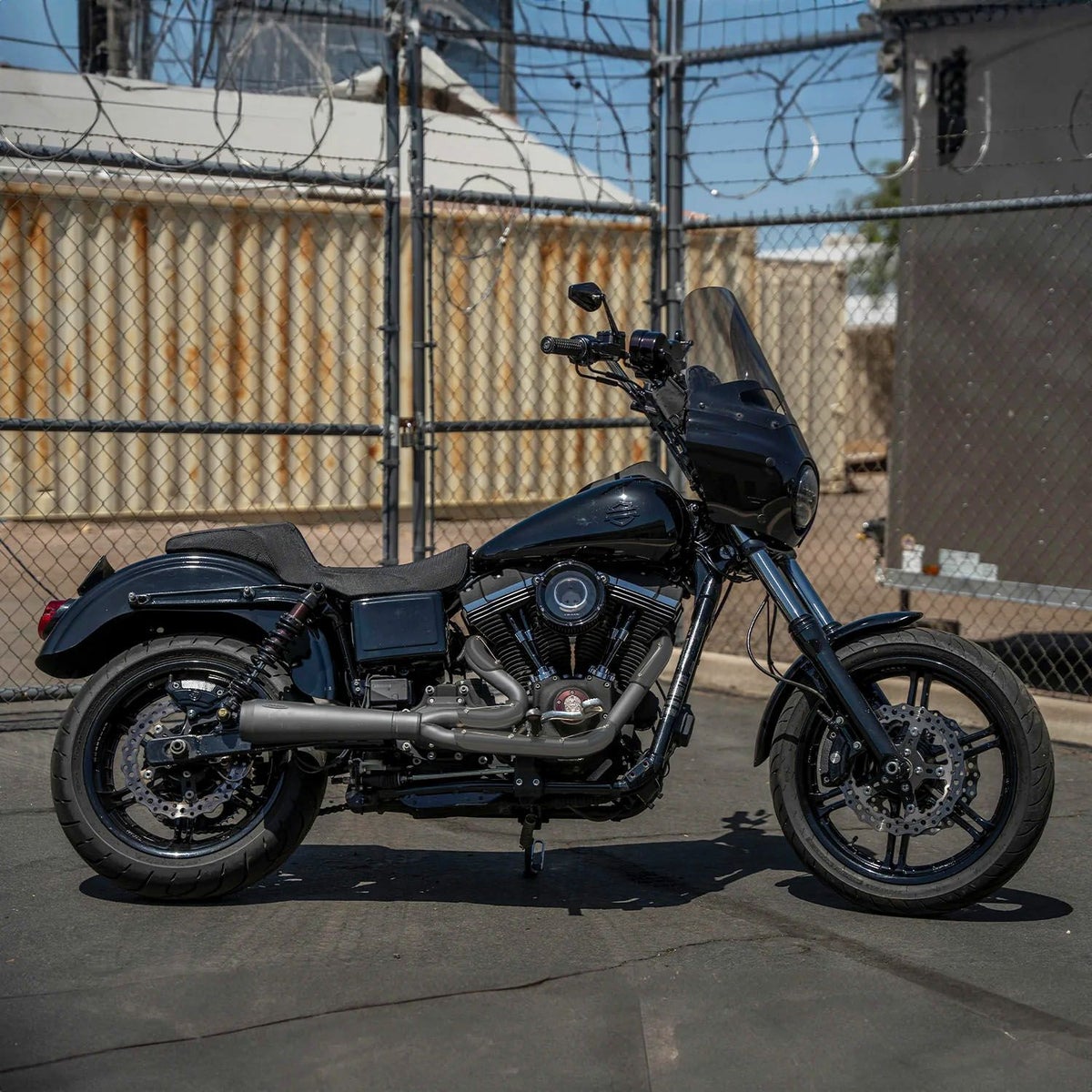 アサルト 2-1フルエキゾーストマフラー (ブラック)1