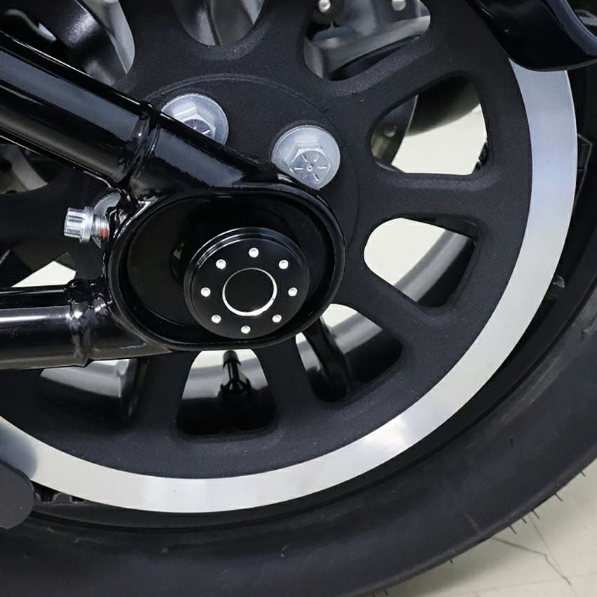 スピードラ M8ソフテイル リアアクスルカバー (コントラスト)