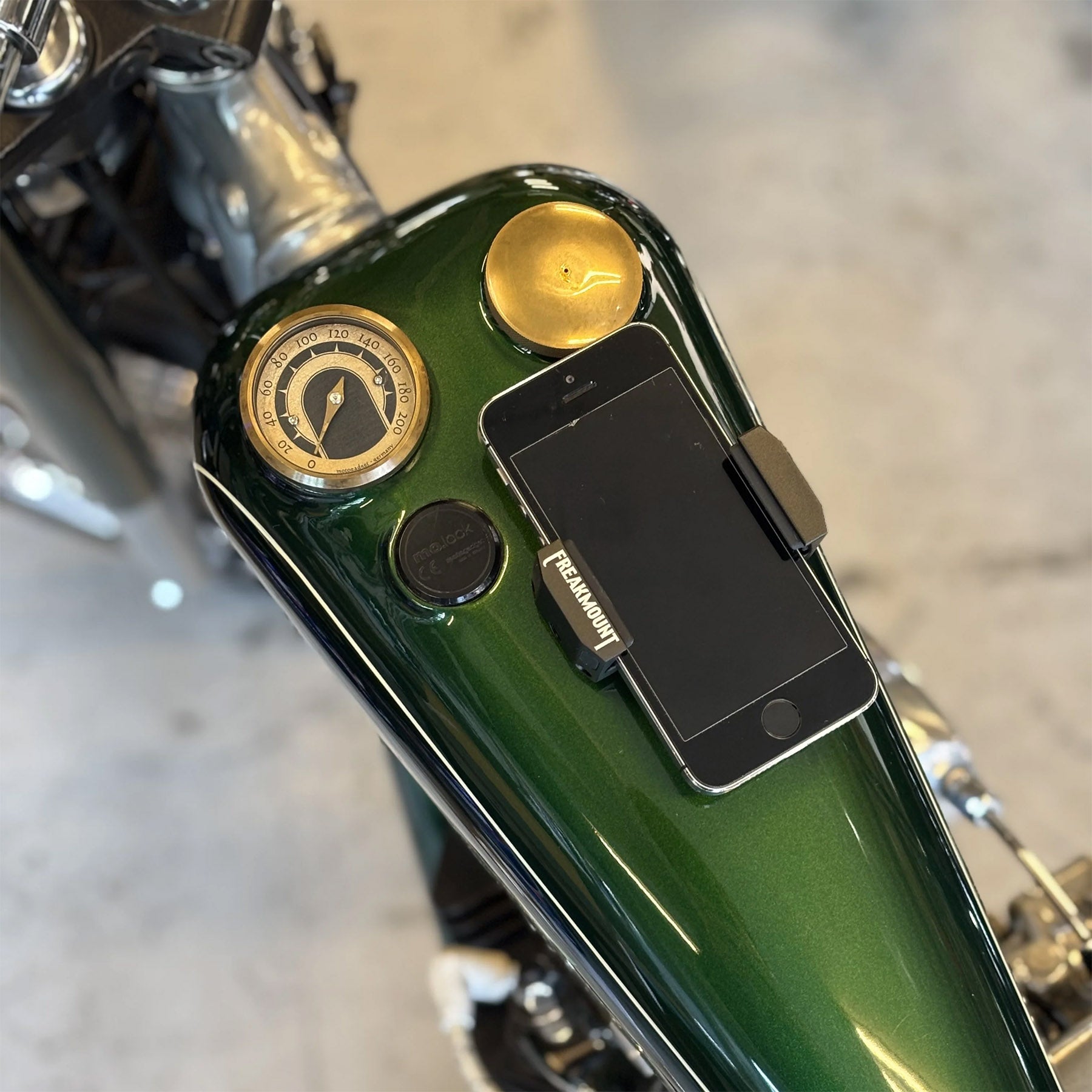 FREAKMOUNT2.0 マグネット式 携帯ホルダー |ハーレーパーツ専門店 HDパーツ