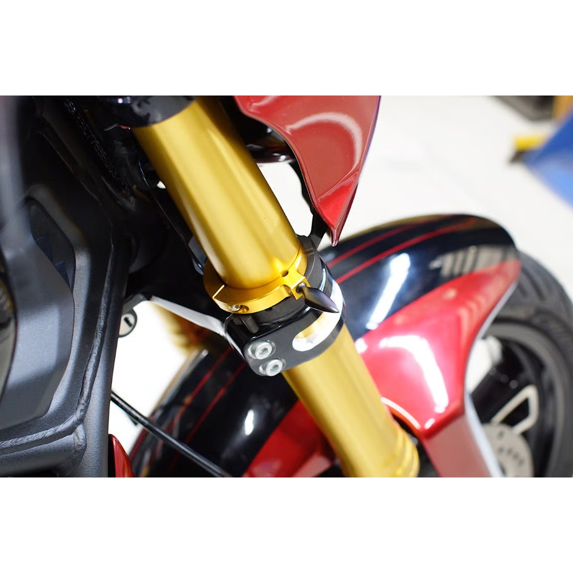 55mm 倒立フォーク用 フロントウィンカーステー (ゴールド)2