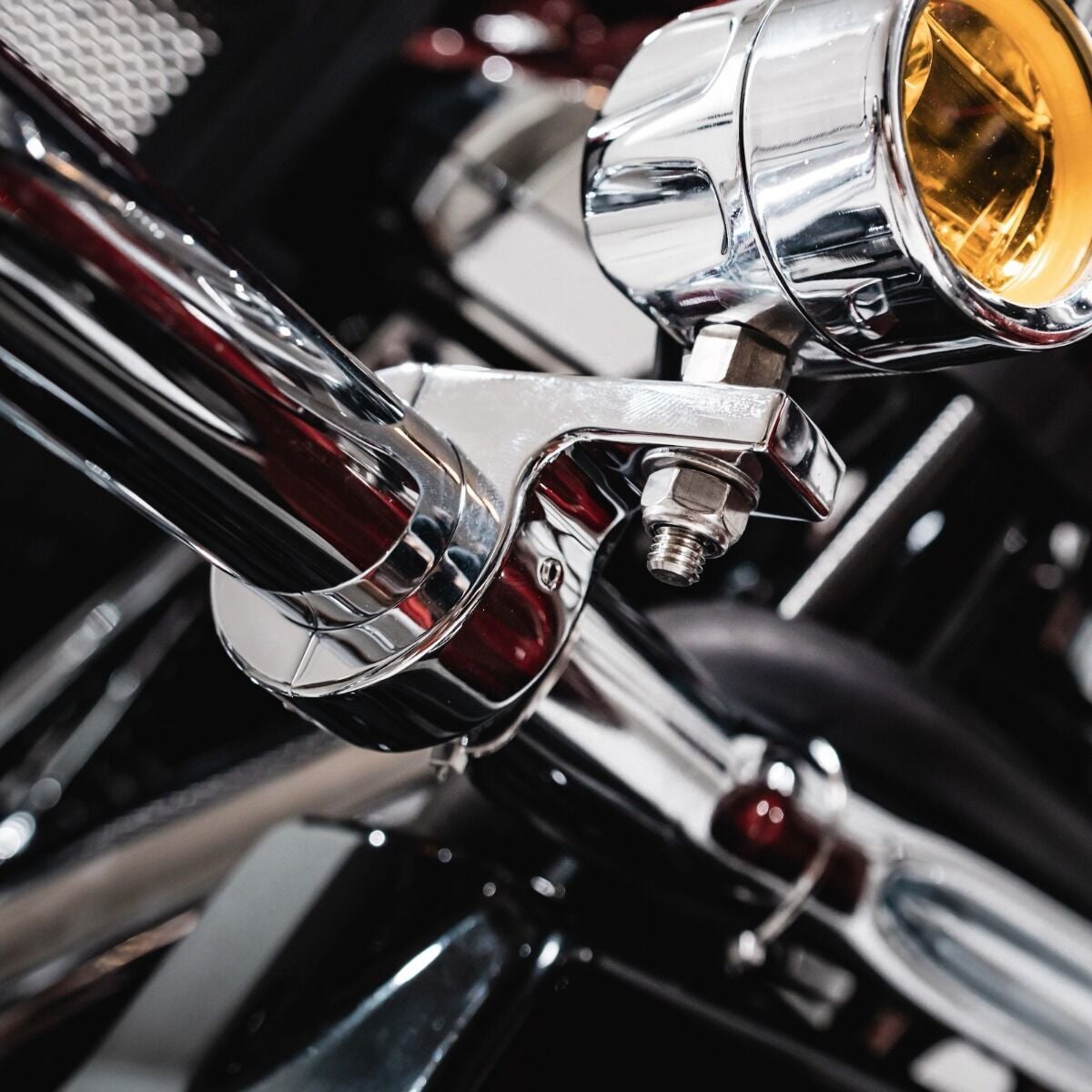 Shark Demon フォグライト用 1.25インチエンジンガードマウント (クローム)