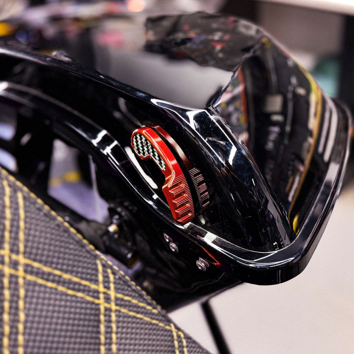 サドルバッグラッチ ハンドルレバー カーボンインサート レッド