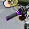 2025以降 ツーリング、ソフテイル MXスタイル カーボンインサート グリップ パープル