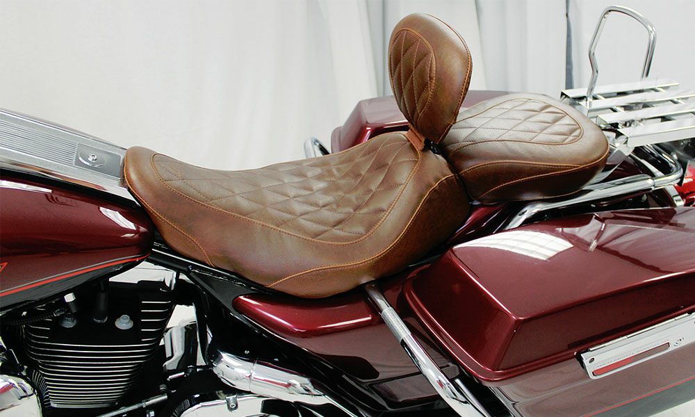 Mustang ソロシート クロームスタッド付き |ハーレーパーツ専門店 HDパーツ