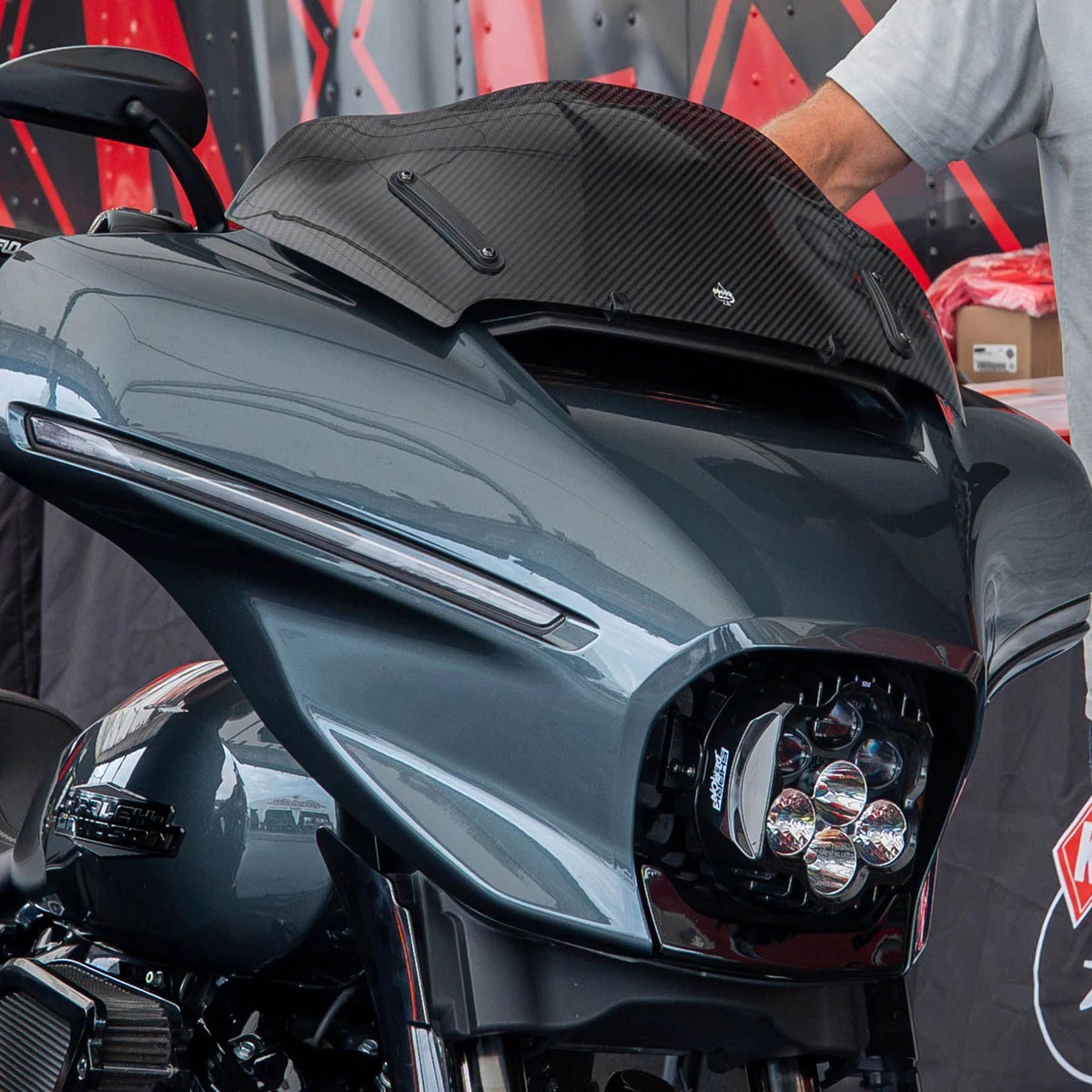 ストリートグライド カーボンファイバー・フレアウィンドシールド 8インチ