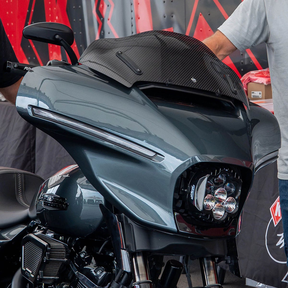 ストリートグライド カーボンファイバー・フレアウィンドシールド 8インチ1