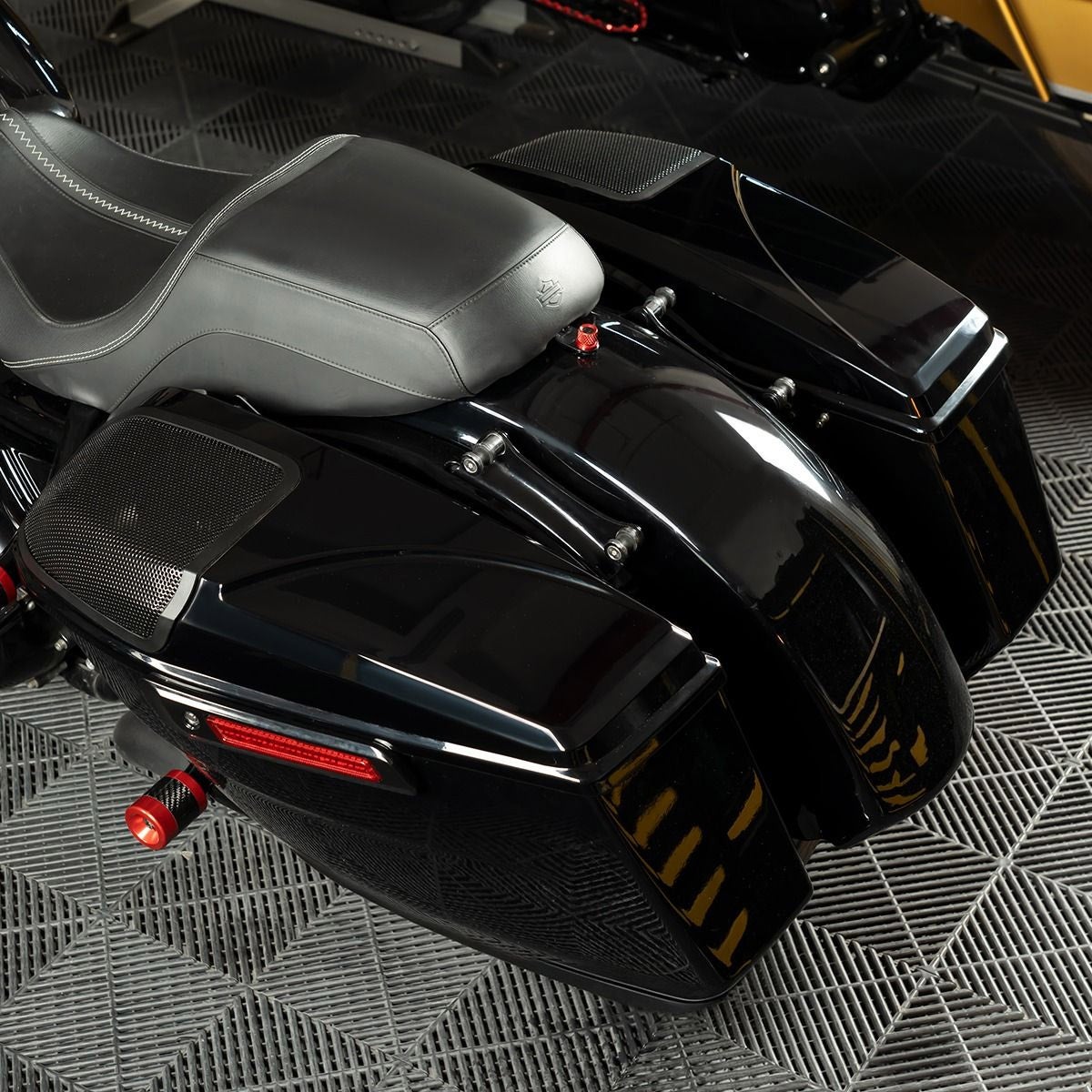 2024以降ツーリング サドルバッグスピーカー用リッド (ビビッドブラック)3