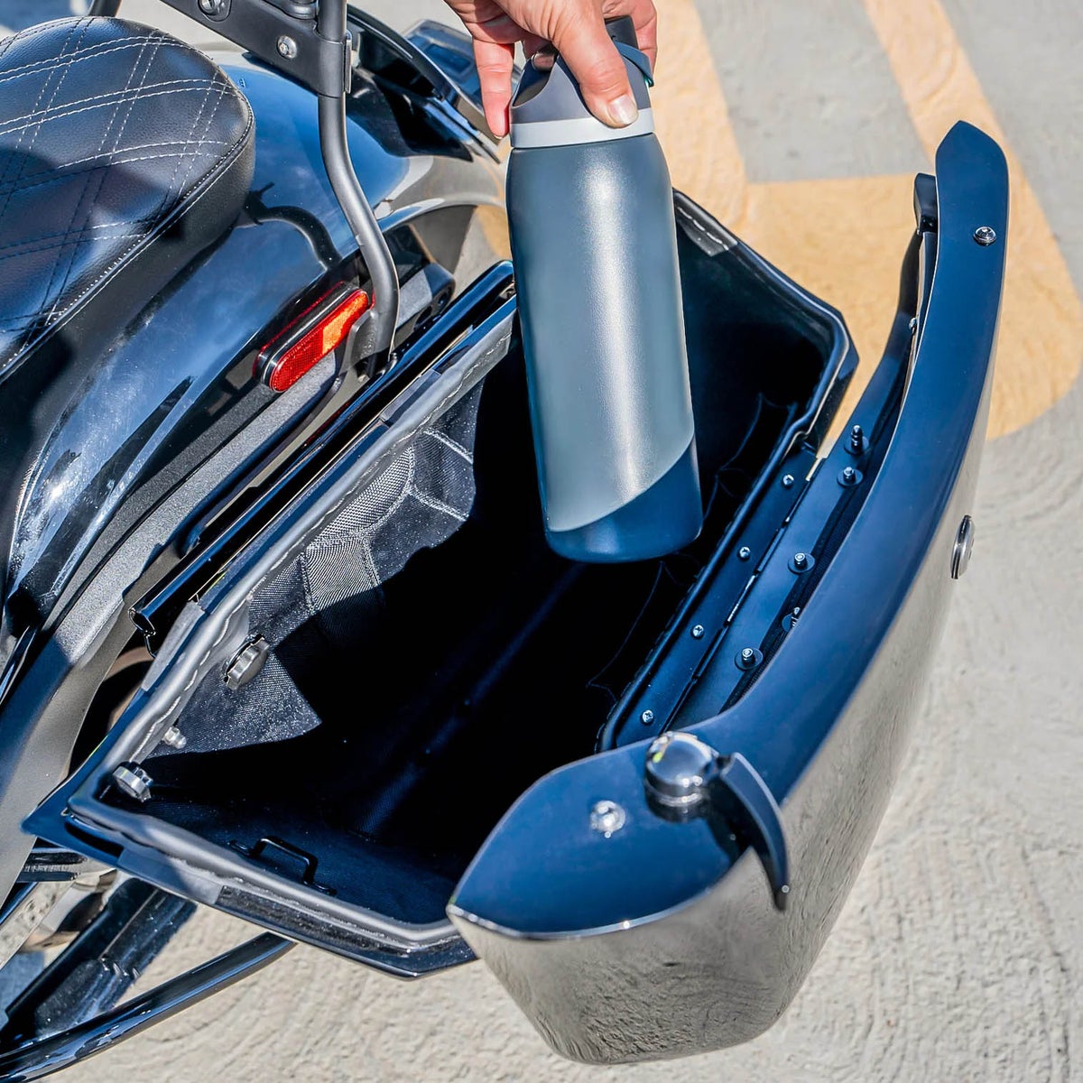 Titan XL 56L リジッドマウントチョップドサドルバッグ (グロスブラック)6