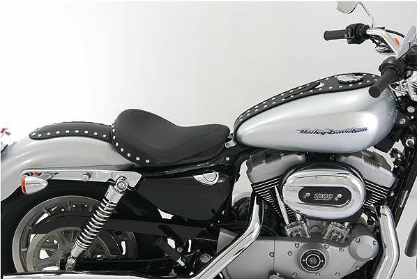 Mustang サイクロン ソロシート　スタッズ付-01