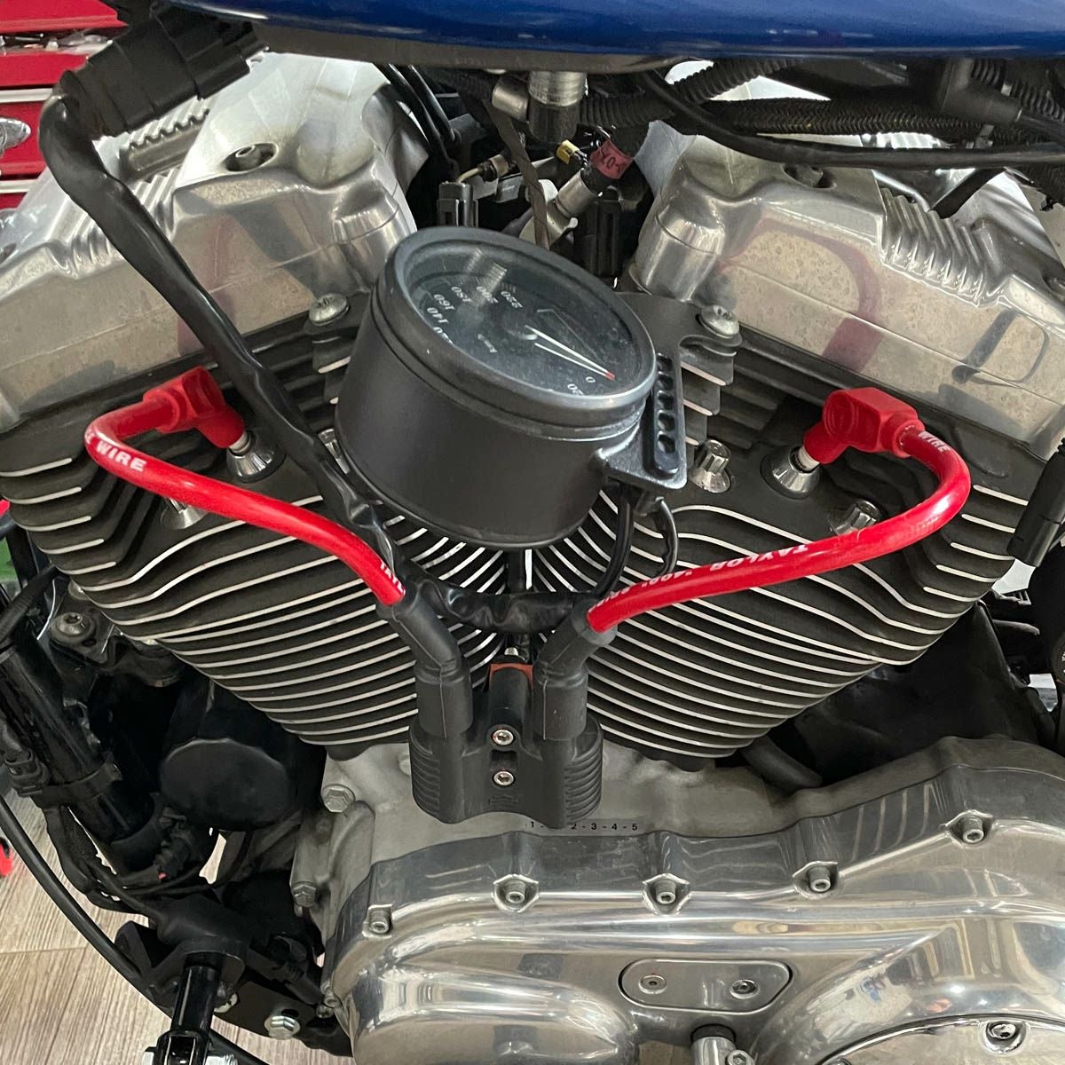 Dk Custom スポーツスター イグニッション Vコイル移設、レッドプラグ