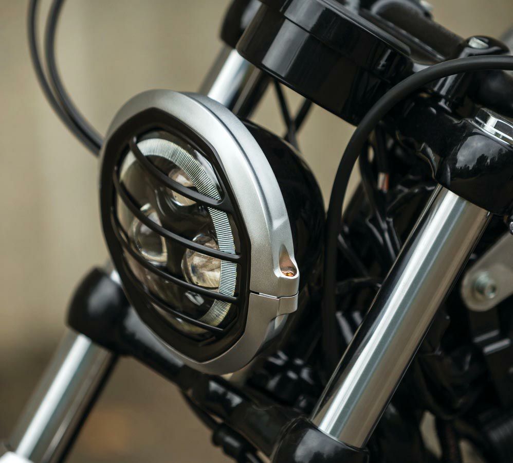 Kuryakyn Dillinger ヘッドライト トリムリング シルバー-02