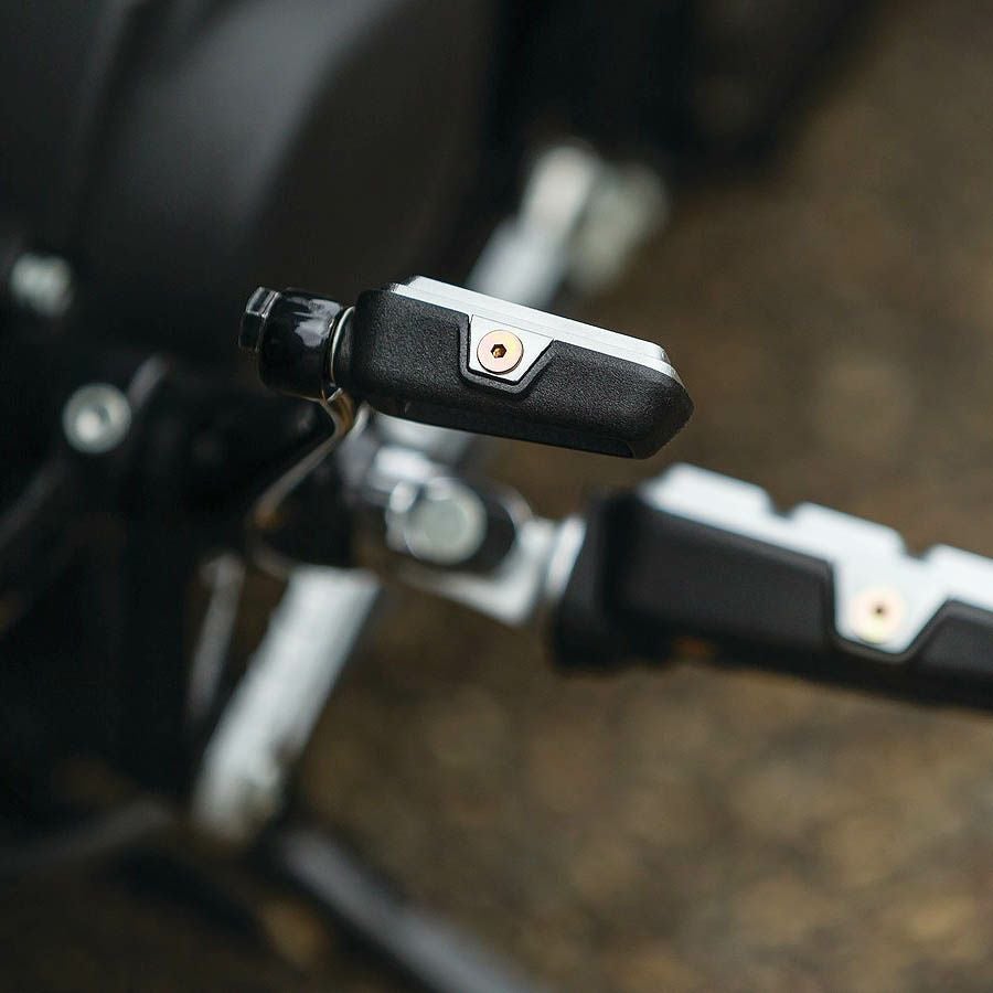 Kuryakyn  デリンジャー・シリーズ　シフトペグ　シルバー-04