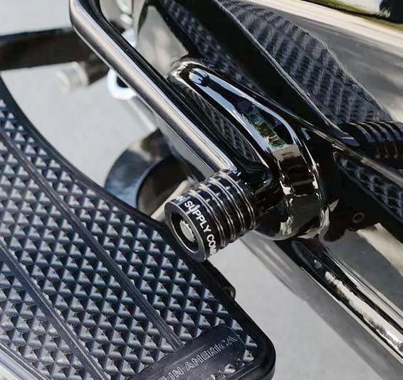 ハーレー、クルーザーソフテイル用Thrashin（スラッシン）フットペグ