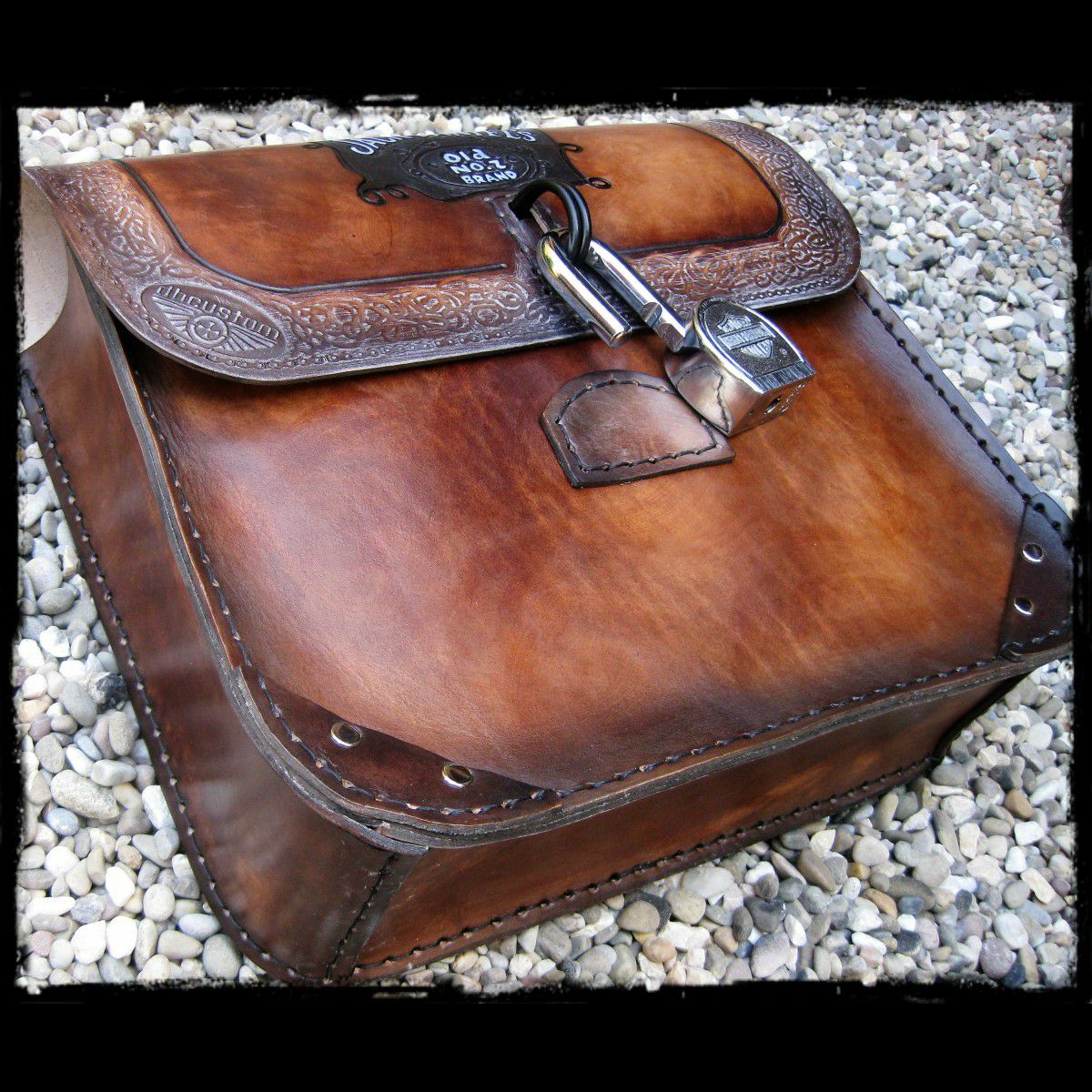 dhカスタム サドルバッグ パッドロック式 ジャックダニエル ブラウン-02