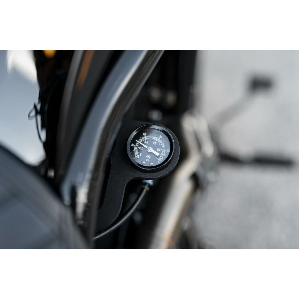 Killer Custom V-ROD ロッカーボックスマウント・エアライドプレッシャーゲージ-02