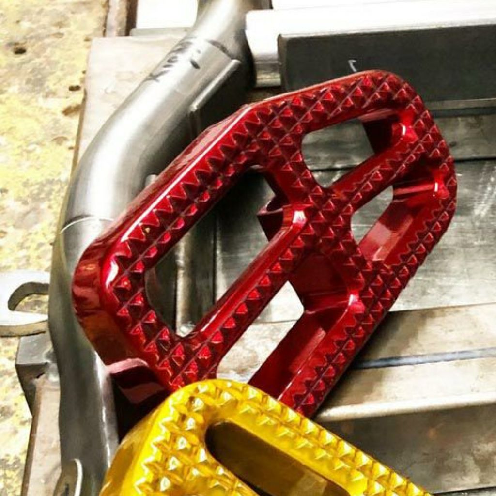 BMC　カラー・フットボード　キャンディレッド-02