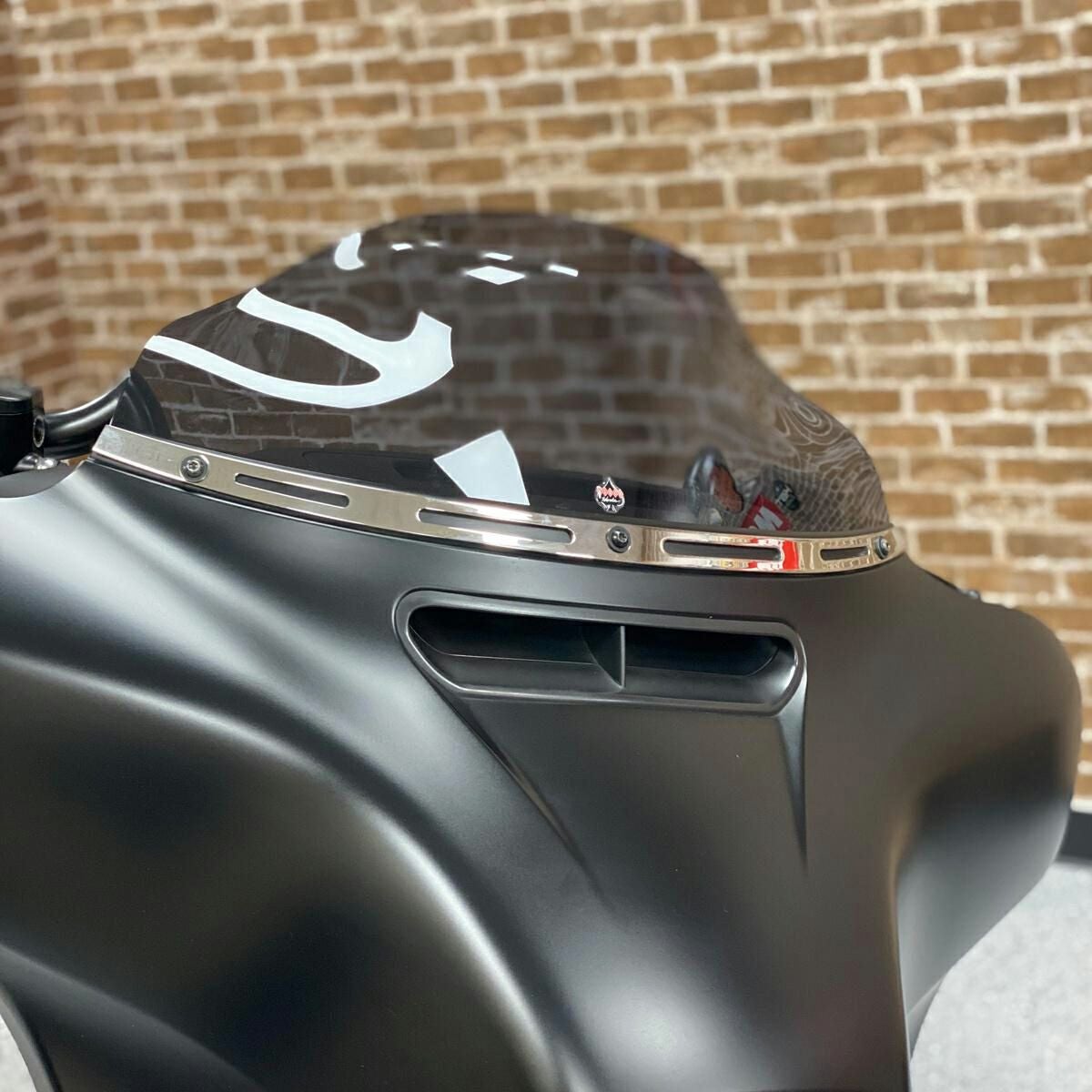 HOG WORKZ ビレットウィンドシールドトリム ホローカット クローム-02