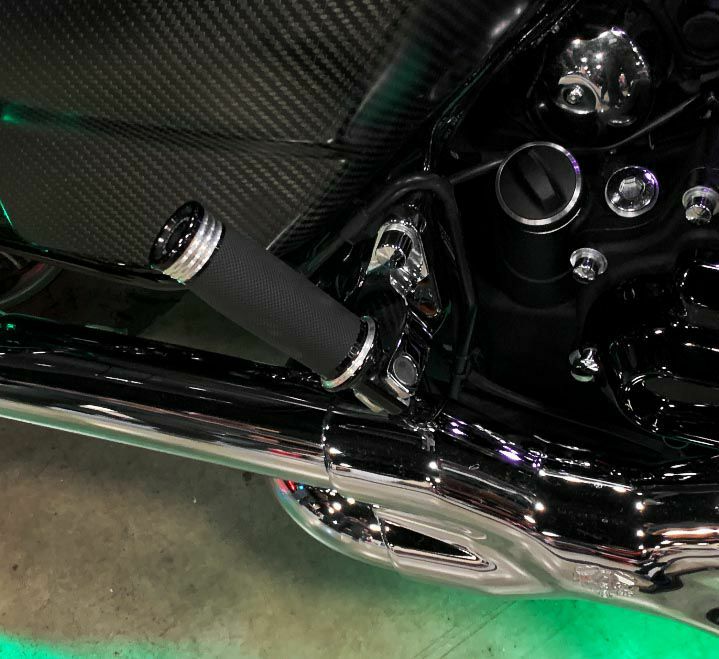 パフォーマンスマシン Merc フットペグ コントラストカット-03