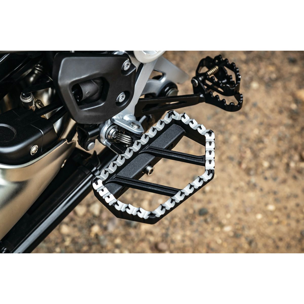 Kuryakyn ライオットX ミニフットボード-02