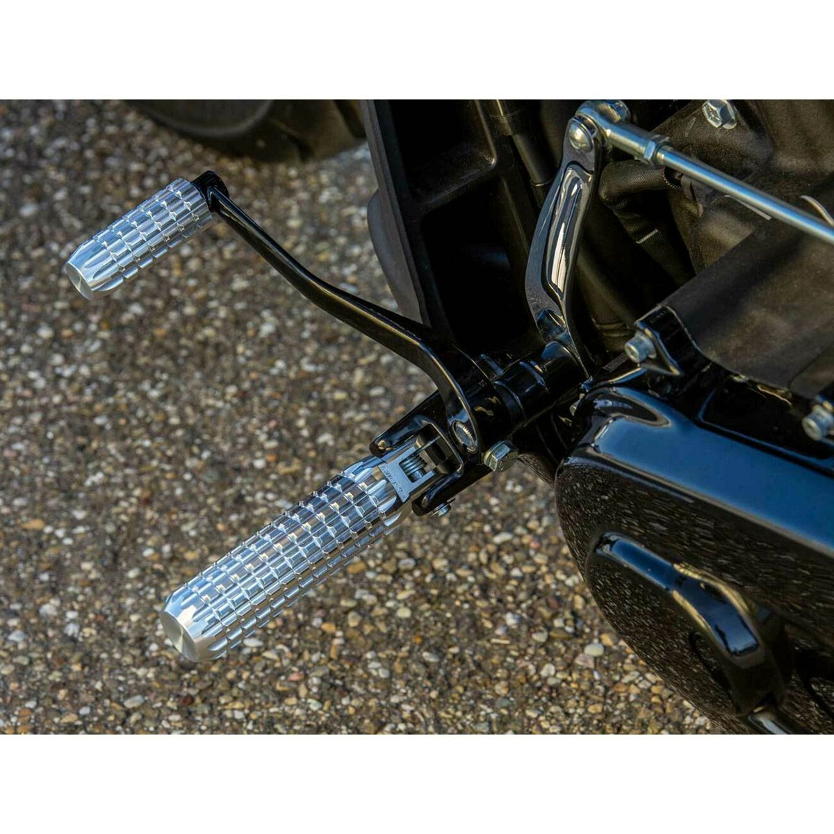 Ricks Motorcycles AK47デザイン・M8ソフテイル、スポーツスターS用ライダーフットペグ マシンフィニッシュ-02