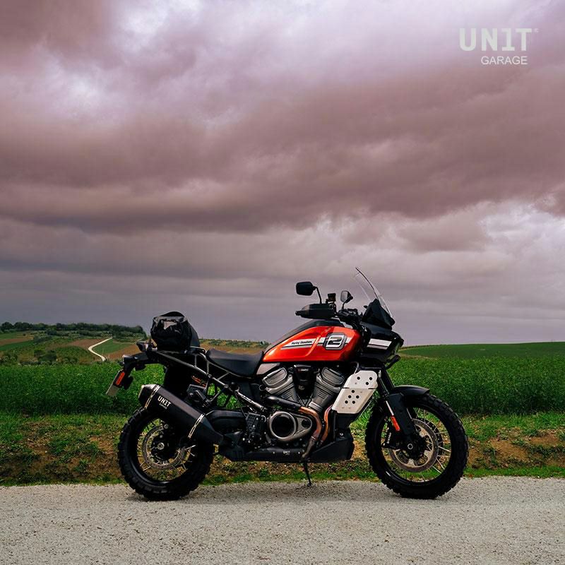 Pan America用 チタニウムスリップオンマフラー(カーボンヒートシールド付) ブラック UNIT GARAGE-05