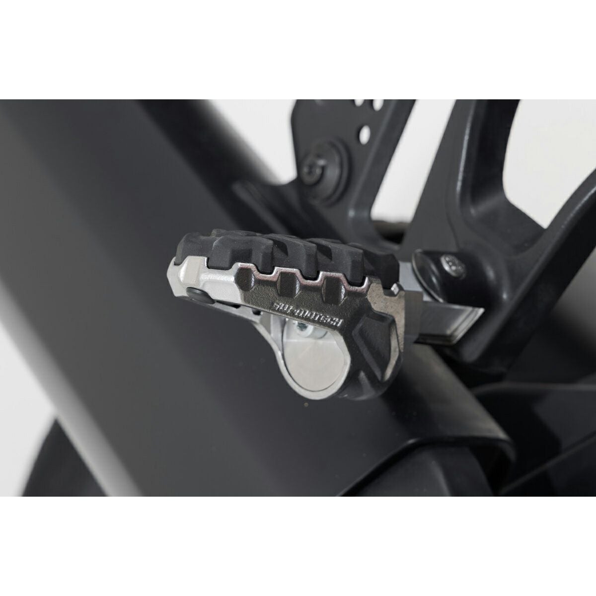 ハーレー Pan America用 EVO ポジション可変式パッセンジャーフットレストセット SW-MOTECH-02