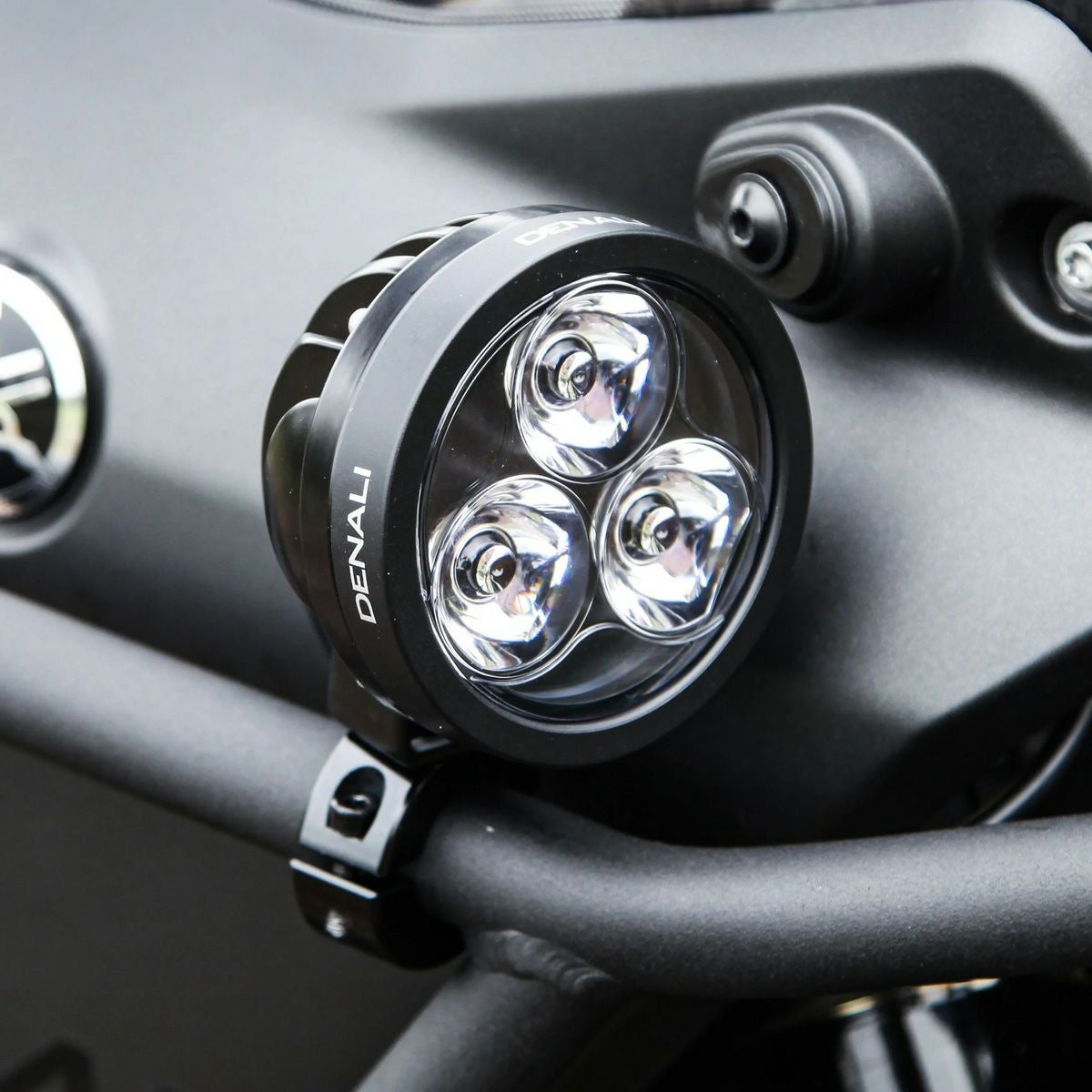 DENALI 汎用ライトマウントセット(21mm～29mm径パイプ用) |ハーレー