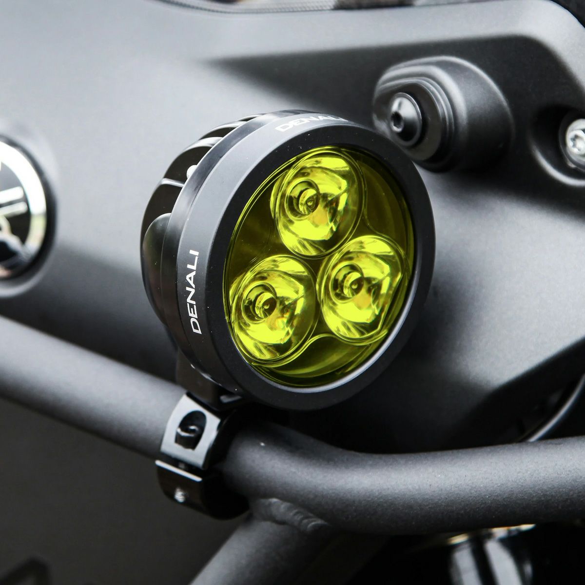 DENALI 汎用ライトマウントセット(21mm～29mm径パイプ用) |ハーレー