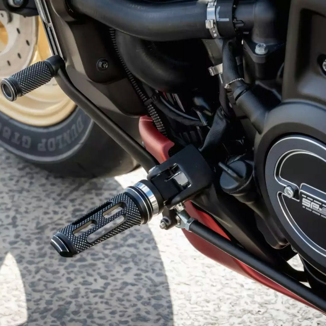 KRAUS APEX EDGE ライダーフットペグセット (ブラック) |ハーレー
