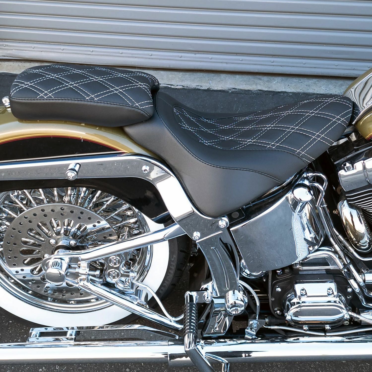 ハーレーリアシート　FLSTS 2000～2005 FLST/C/S/F ソロ＆パッセンジャーシート ホワイトダブル