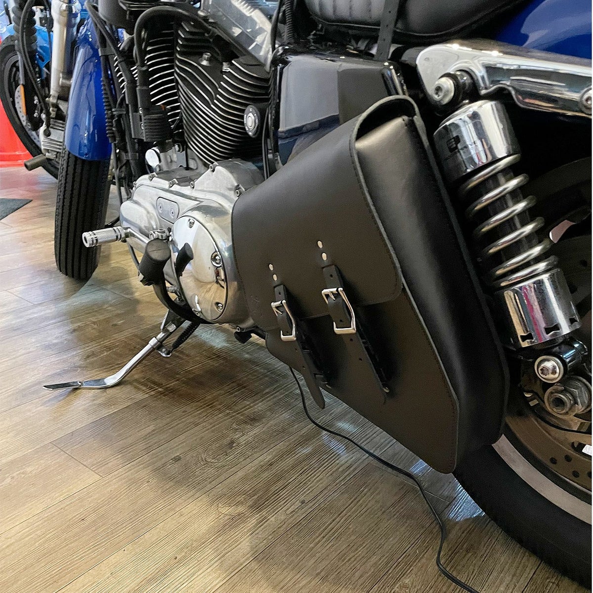 スポーツスター 本革レフトソロスイングアームバッグ ラージ クイックリリースバックル ブラックステッチ BAD&G CUSTOM 3