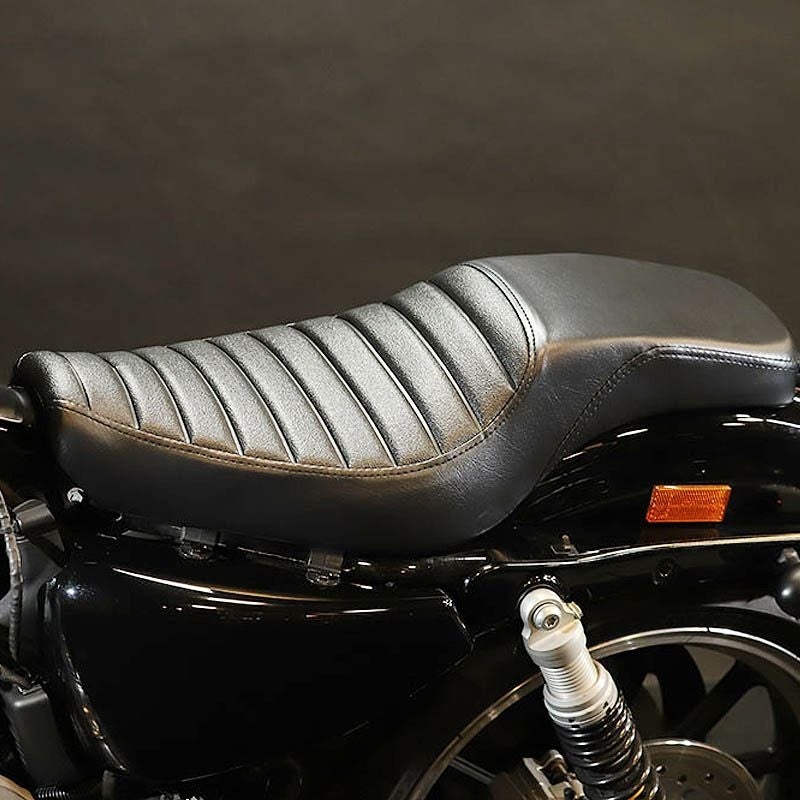 GLEAMING WORKS スポーツスター、コブラ シート ブラック |ハーレー